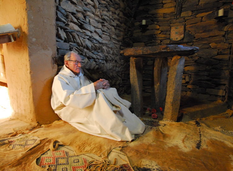 Père Alain nella sua cappella sull’Assekrem, in Algeria 